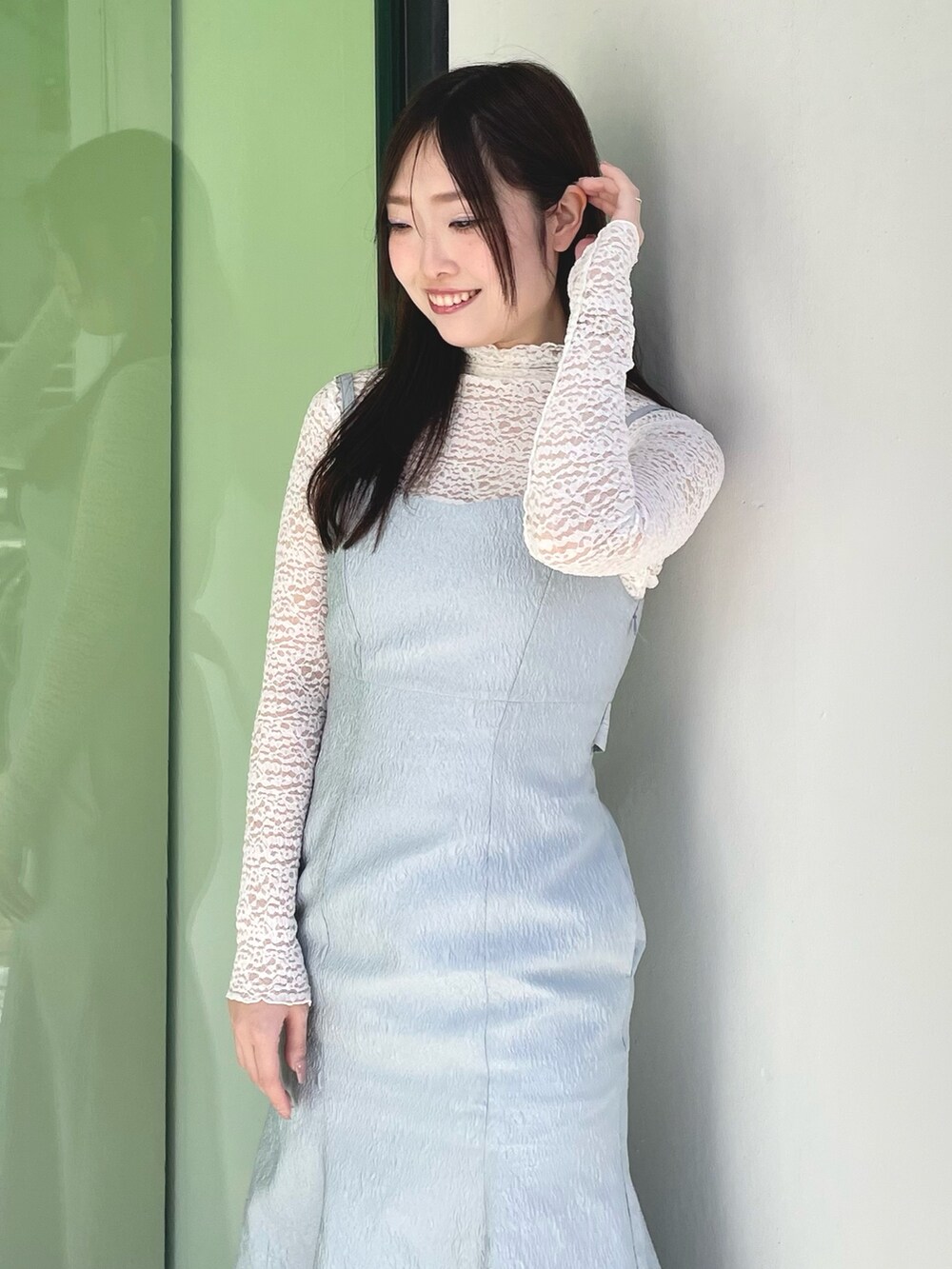 ホワイト系のTシャツ/カットソー、ブルー系のワンピース、その他のサンダルを着用したレディースの春コーディネートの5枚目の写真