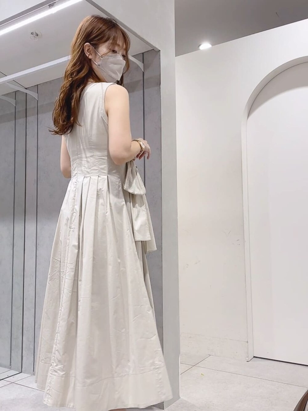 ブラウン系のシャツ/ブラウス、ホワイト系のワンピースを着用したレディースの夏コーディネートの6枚目の写真