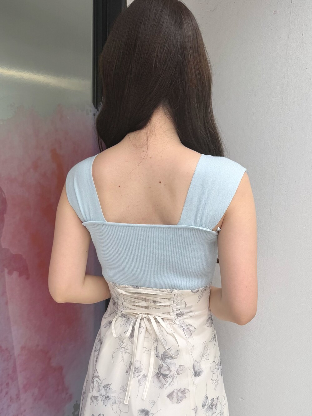 ブルー系のワンピース、ホワイト系のサンダルを着用したレディースの夏コーディネートの7枚目の写真