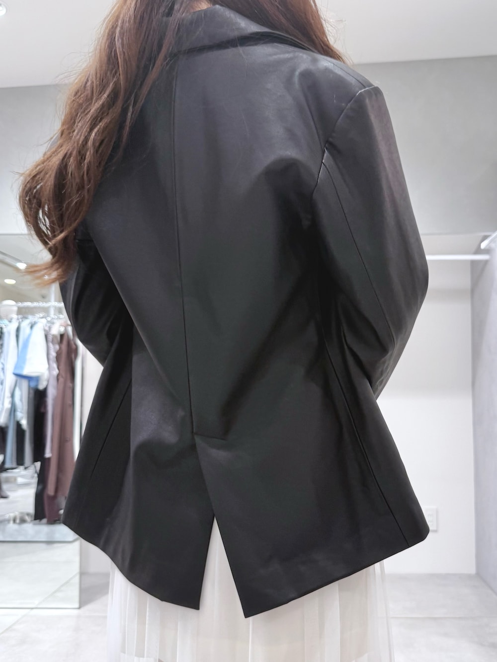 ブラック系のテーラードジャケット、ブラック系のTシャツ/カットソー、ブラック系のブーツを着用したレディースの秋コーディネートの7枚目の写真