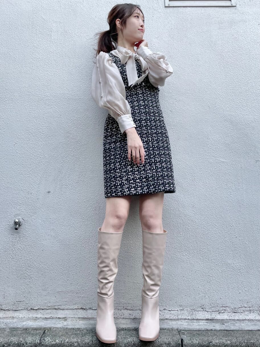 ベージュ系のブーツ、ベージュ系のシャツ/ブラウス、ブラック系のテーラードジャケットを着用したレディースの冬コーディネートの5枚目の写真