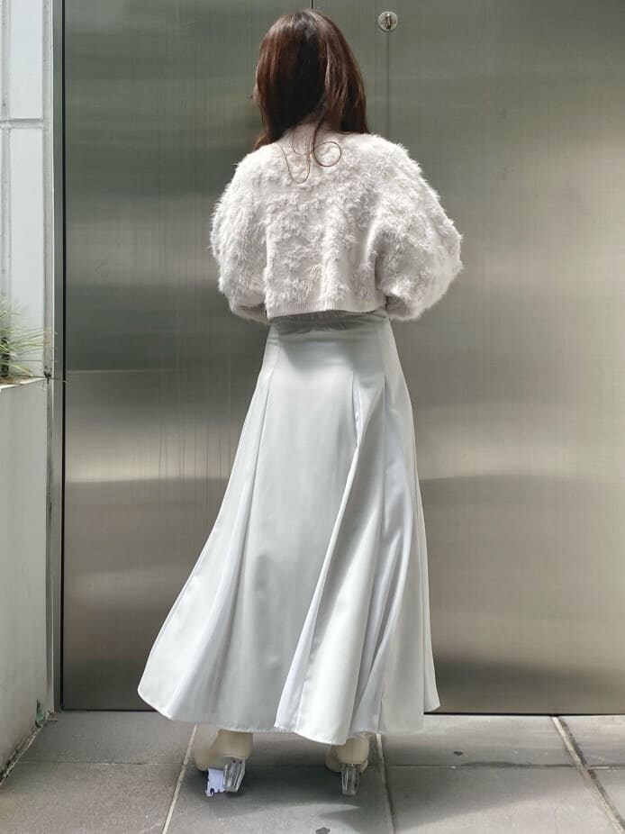 ホワイト系のニット/セーター、グリーン系のスカート、グリーン系のスカートを着用したレディースの秋コーディネートの6枚目の写真