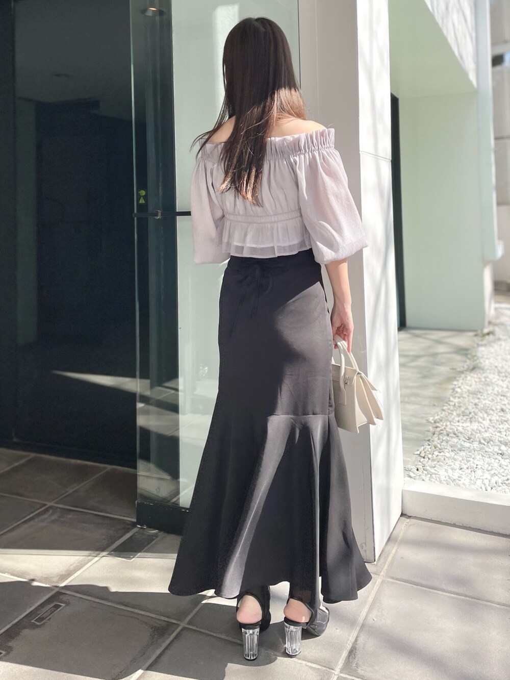 ブラック系のブーツ、パープル系のシャツ/ブラウス、ブラック系のスカートを着用したレディースの冬コーディネートの4枚目の写真