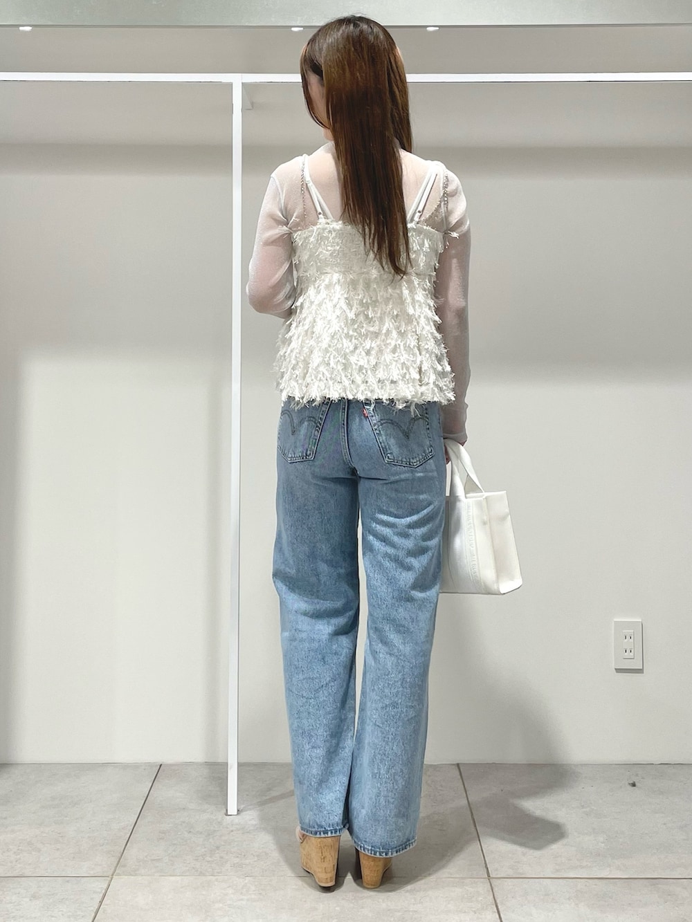 その他のサンダル、シルバー系のTシャツ/カットソー、ホワイト系のキャミソールを着用したレディースの春コーディネートの4枚目の写真