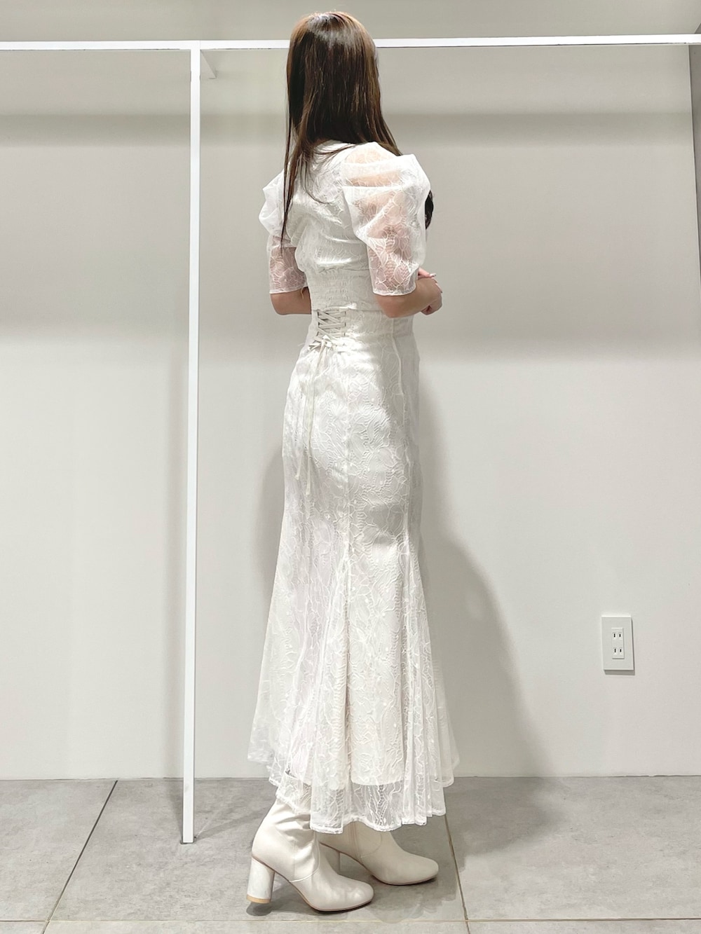 ホワイト系のシャツ/ブラウス、ホワイト系のスカート、ホワイト系のブーツを着用したレディースの冬コーディネートの3枚目の写真