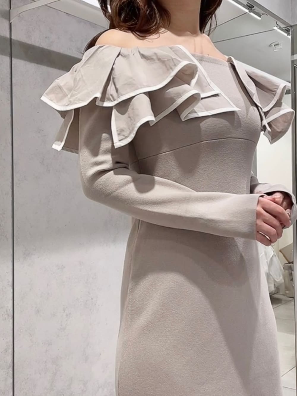 ベージュ系のワンピース、ホワイト系のブーツを着用したレディースの秋コーディネートの6枚目の写真