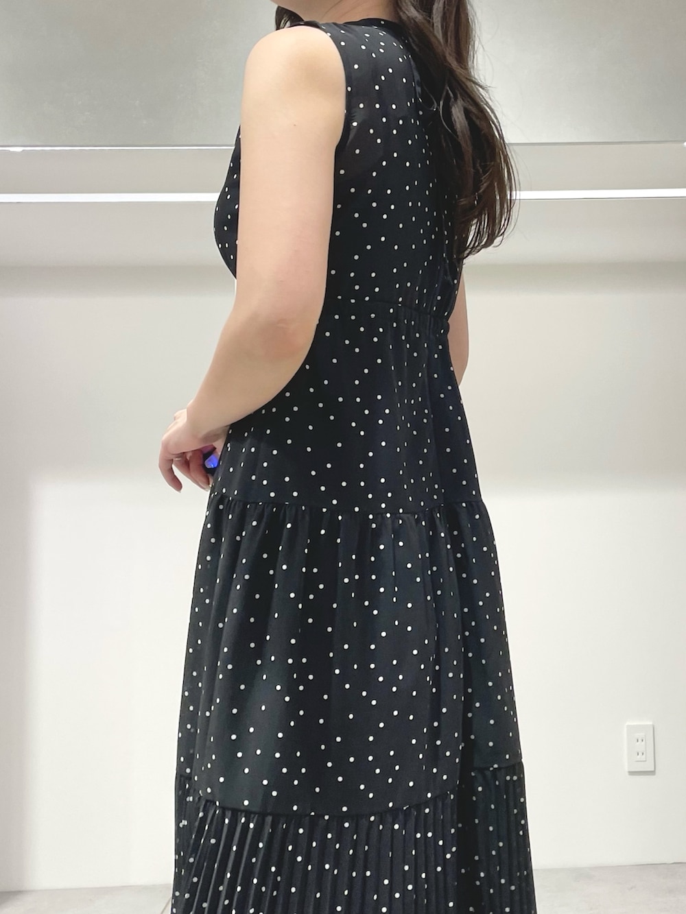 ブラック系のワンピース、ブラック系のサンダルを着用したレディースの夏コーディネートの5枚目の写真