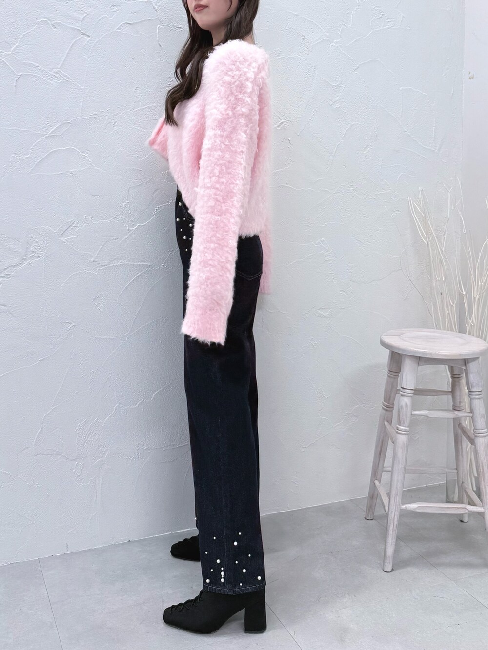 ピンク系のカーディガン/ボレロ、ブルー系のデニムパンツ、ブラック系のブーツを着用したレディースの秋コーディネートの2枚目の写真