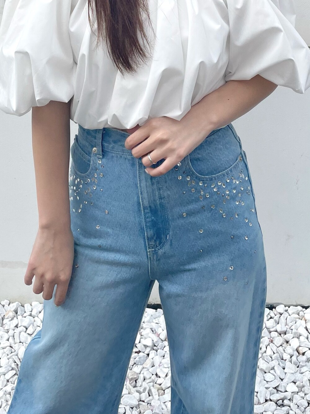 ブルー系のデニムパンツ、その他のサンダル、ホワイト系のシャツ/ブラウスを着用したレディースの夏コーディネートの6枚目の写真