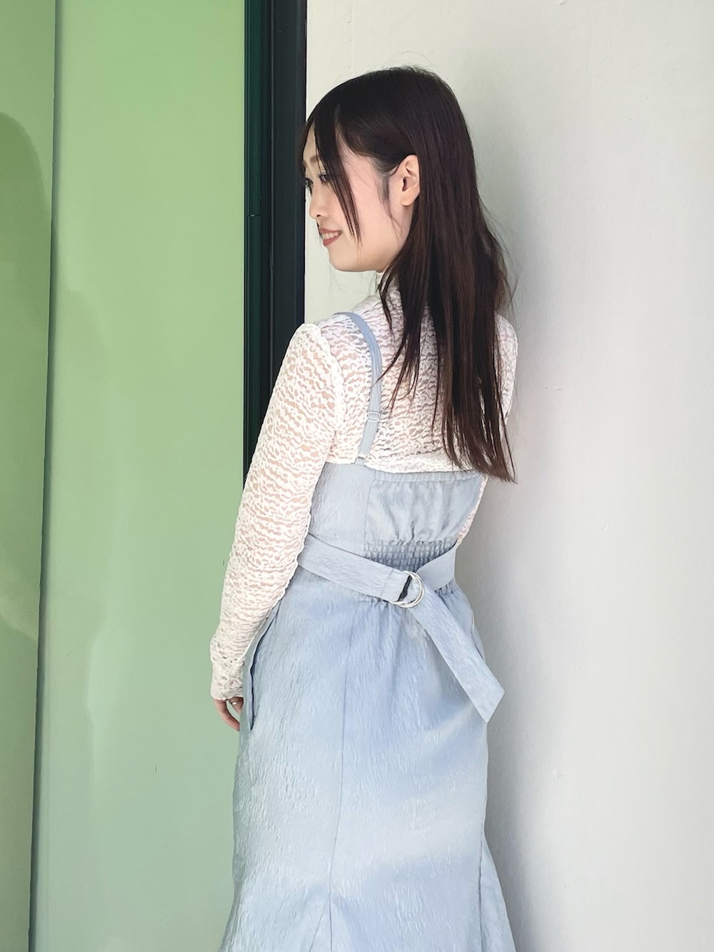 ホワイト系のTシャツ/カットソー、ブルー系のワンピース、その他のサンダルを着用したレディースの春コーディネートの6枚目の写真