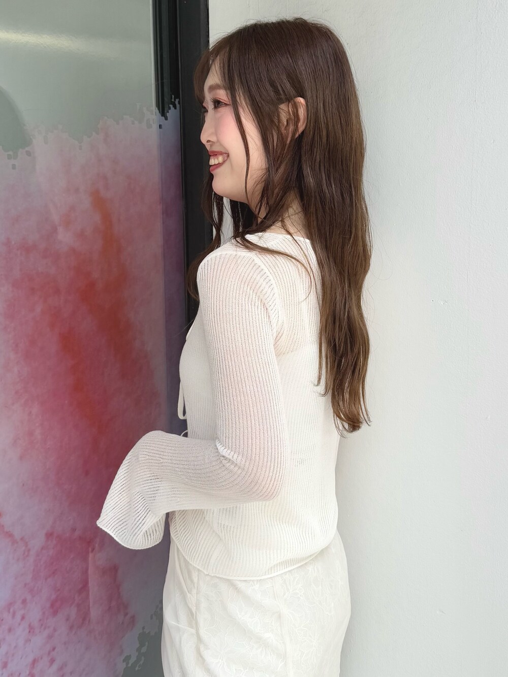 ホワイト系のスカート、ホワイト系のカーディガン/ボレロを着用したレディースの夏コーディネートの7枚目の写真