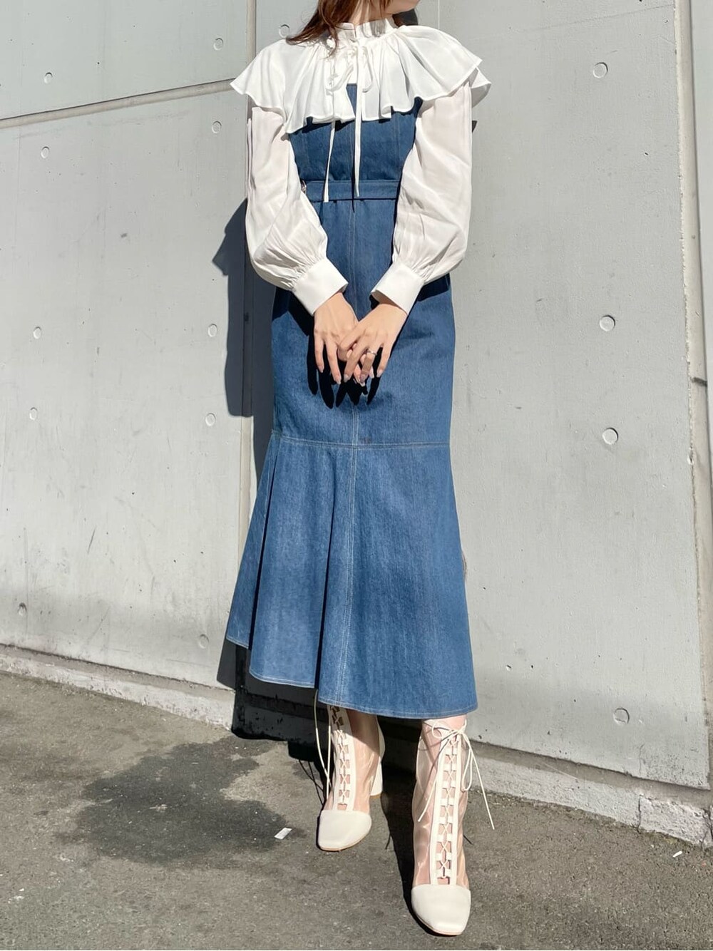 ホワイト系のシャツ/ブラウス、ブルー系のワンピース、ホワイト系のその他シューズを着用したレディースの冬コーディネートの4枚目の写真