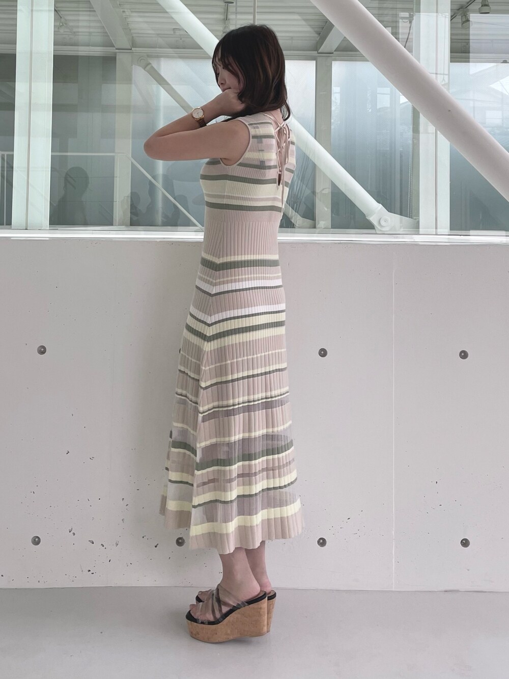 ホワイト系のシャツ/ブラウス、その他のワンピース、ブラック系のサンダルを着用したレディースの夏コーディネートの6枚目の写真