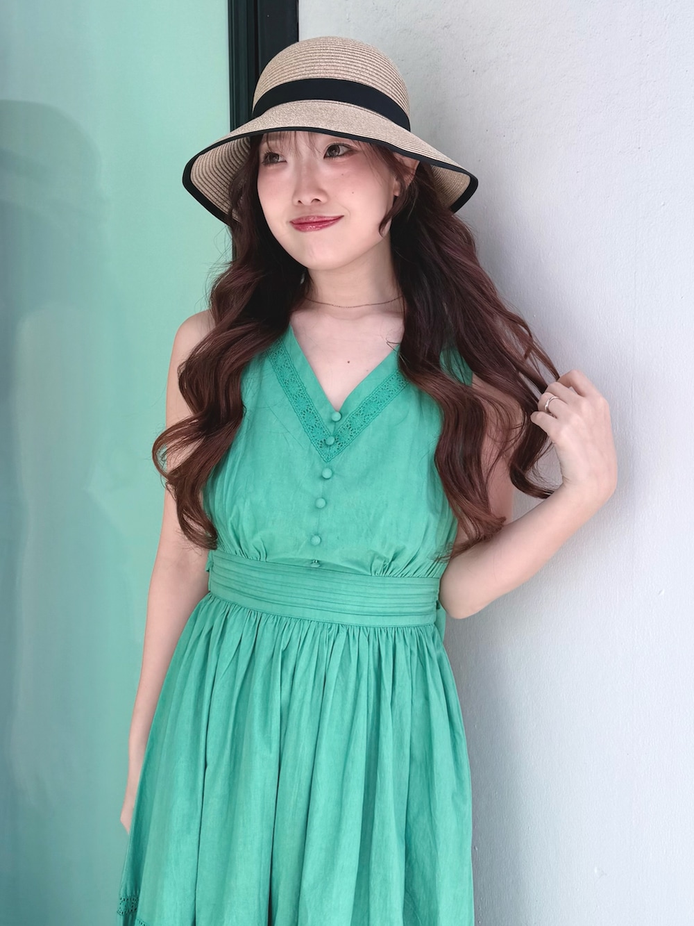 グリーン系のワンピース、ブラウン系のサンダル、ベージュ系のその他雑貨を着用したレディースの春コーディネートの5枚目の写真