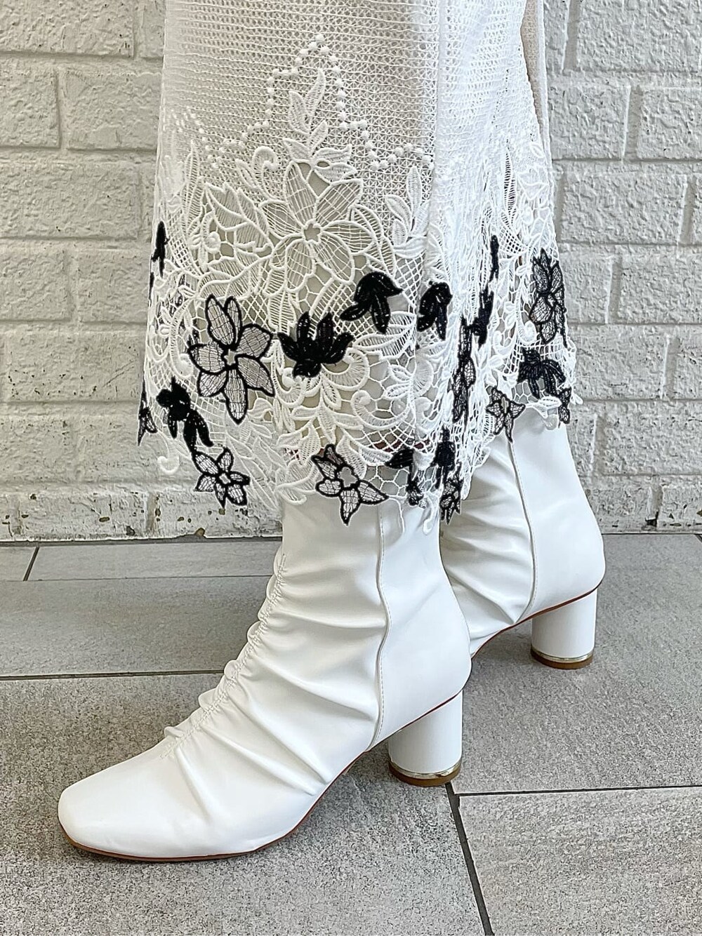 ブラウン系のニット/セーター、ホワイト系のスカート、ホワイト系のその他シューズを着用したレディースの秋コーディネートの10枚目の写真