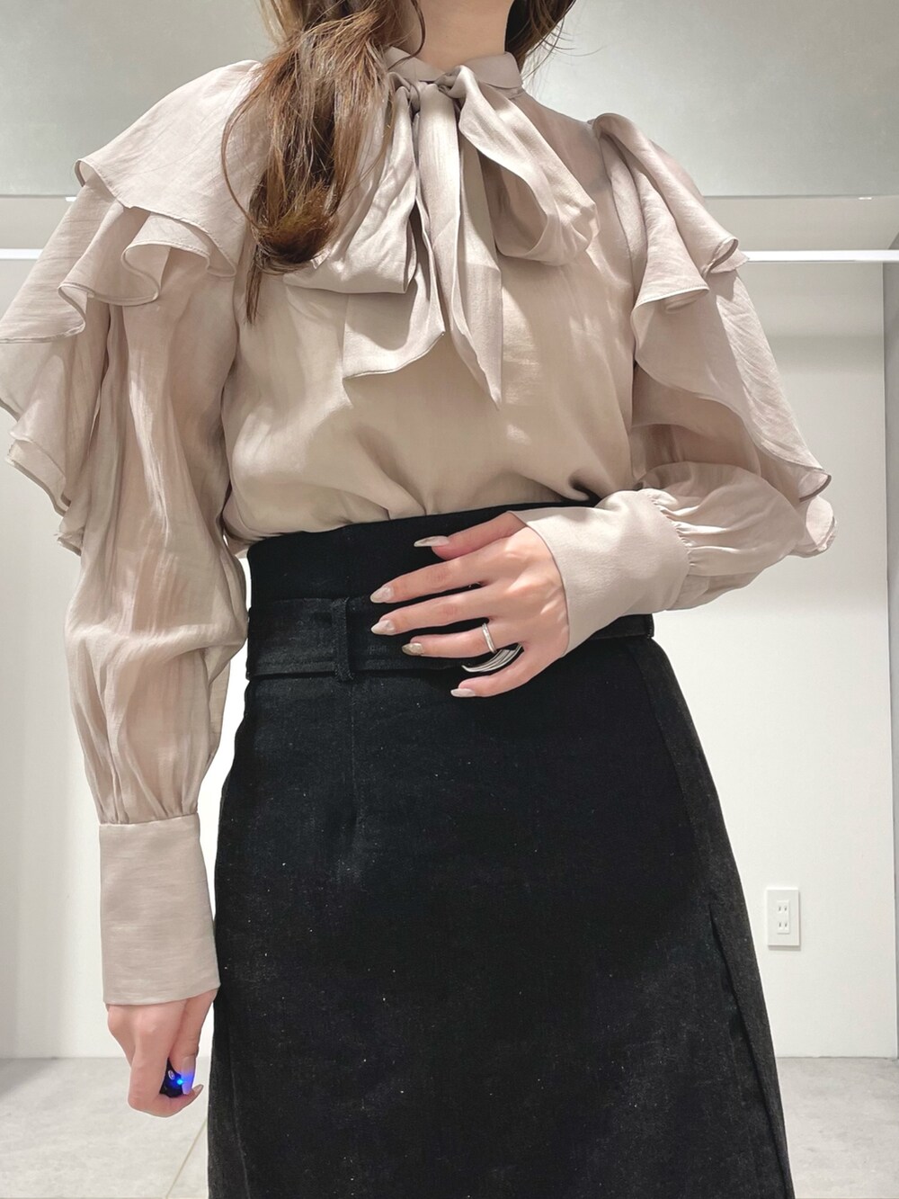 ベージュ系のシャツ/ブラウス、ブラック系のブーツ、ブラック系のスカートを着用したレディースの冬コーディネートの4枚目の写真