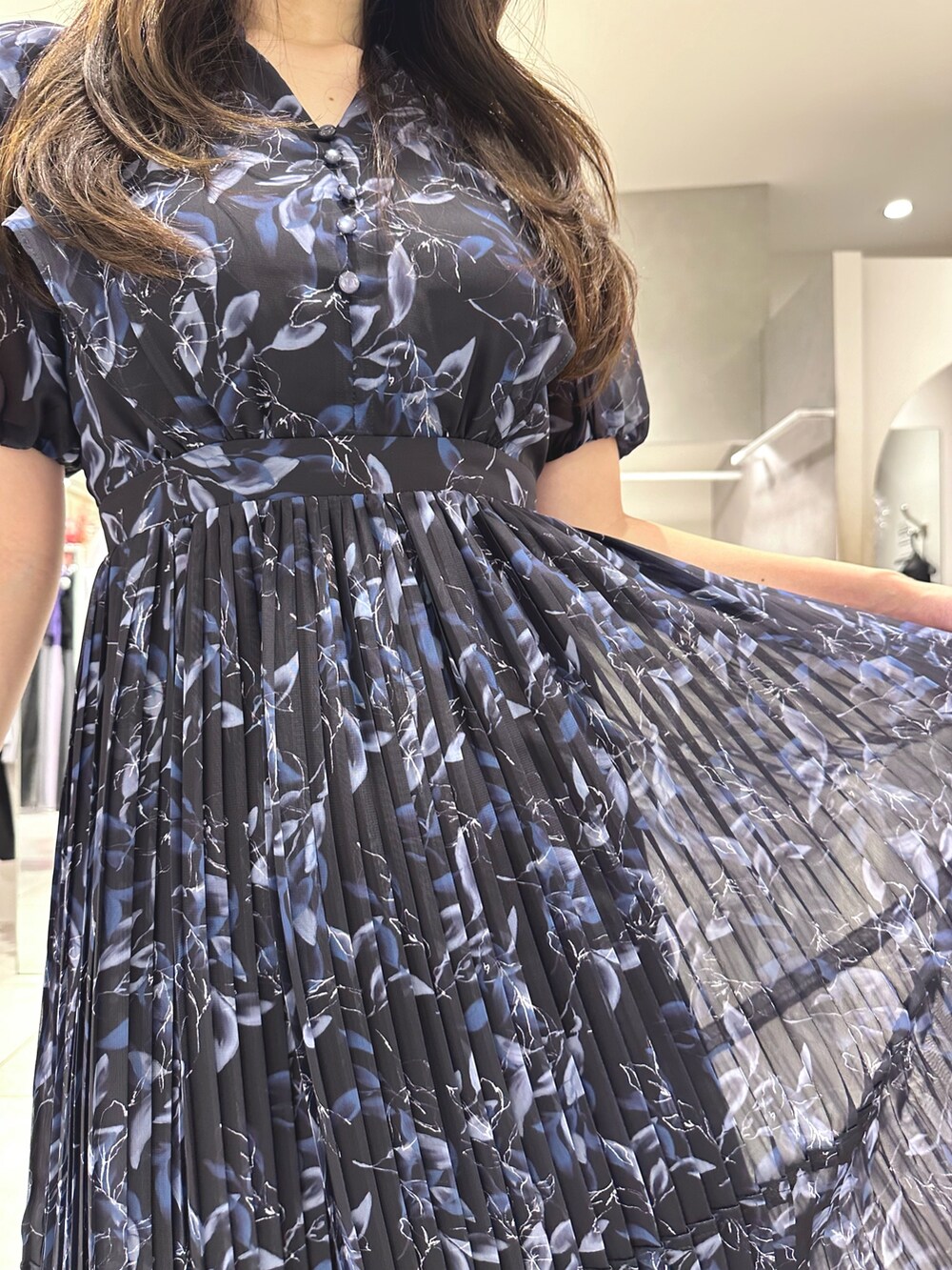 ブルー系のワンピース、ブラック系のショルダーバッグ、ブラック系のサンダルを着用したレディースの夏コーディネートの8枚目の写真