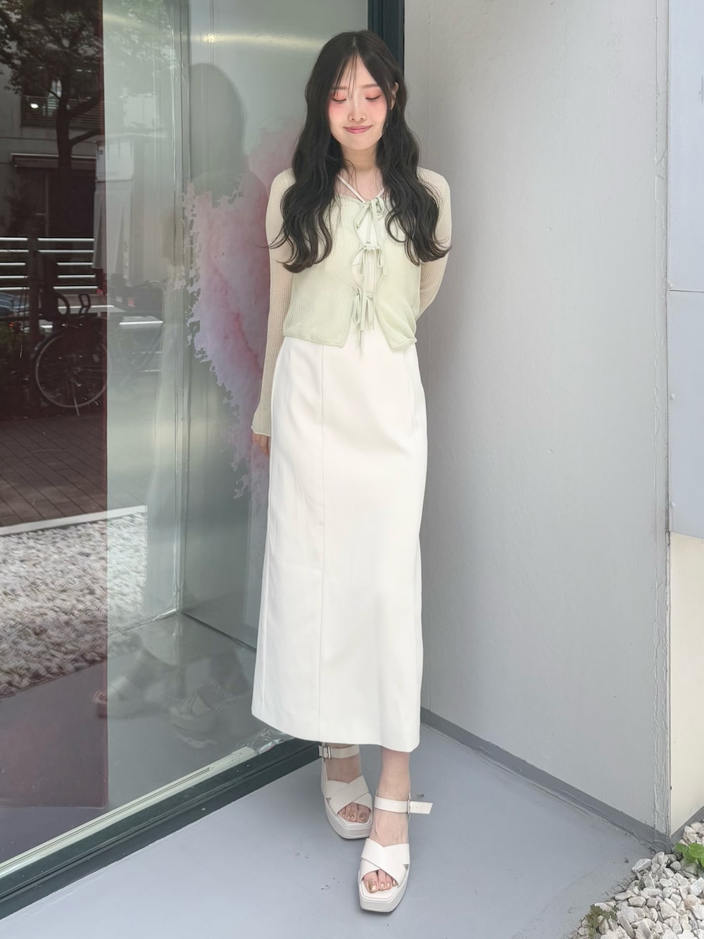 「マーキュリーデュオ、マーキュリーデュオ(MERCURYDUO)、マーキュリーデュオコーデ、シアーカーディガン、シアーカーデ、夏コーデ、キャミワンピ、キャミワンピース、キャミワンピコーデ、キャミワンピースコーデ、高身長、高身長女子、高身長コーデ」｜「MERCURYDUOのIラインキャミワンピース（ワンピース、ホワイト系）」を使った、仲田桃子さん（レディース・165cm）の夏コーディネートの2枚目の写真