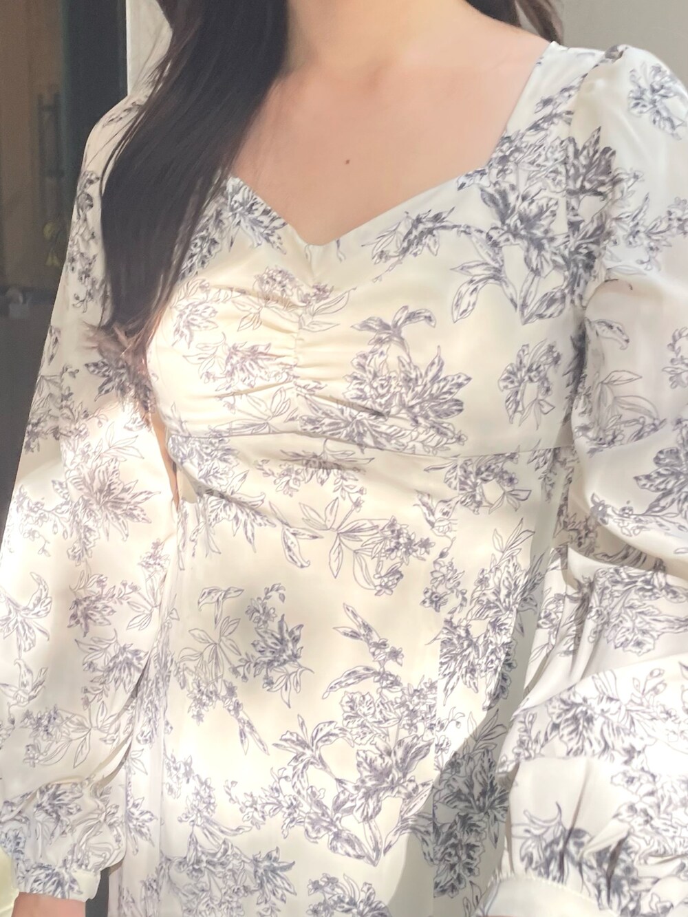 ホワイト系のワンピース、ブラック系のブーツを着用したレディースの秋コーディネートの6枚目の写真