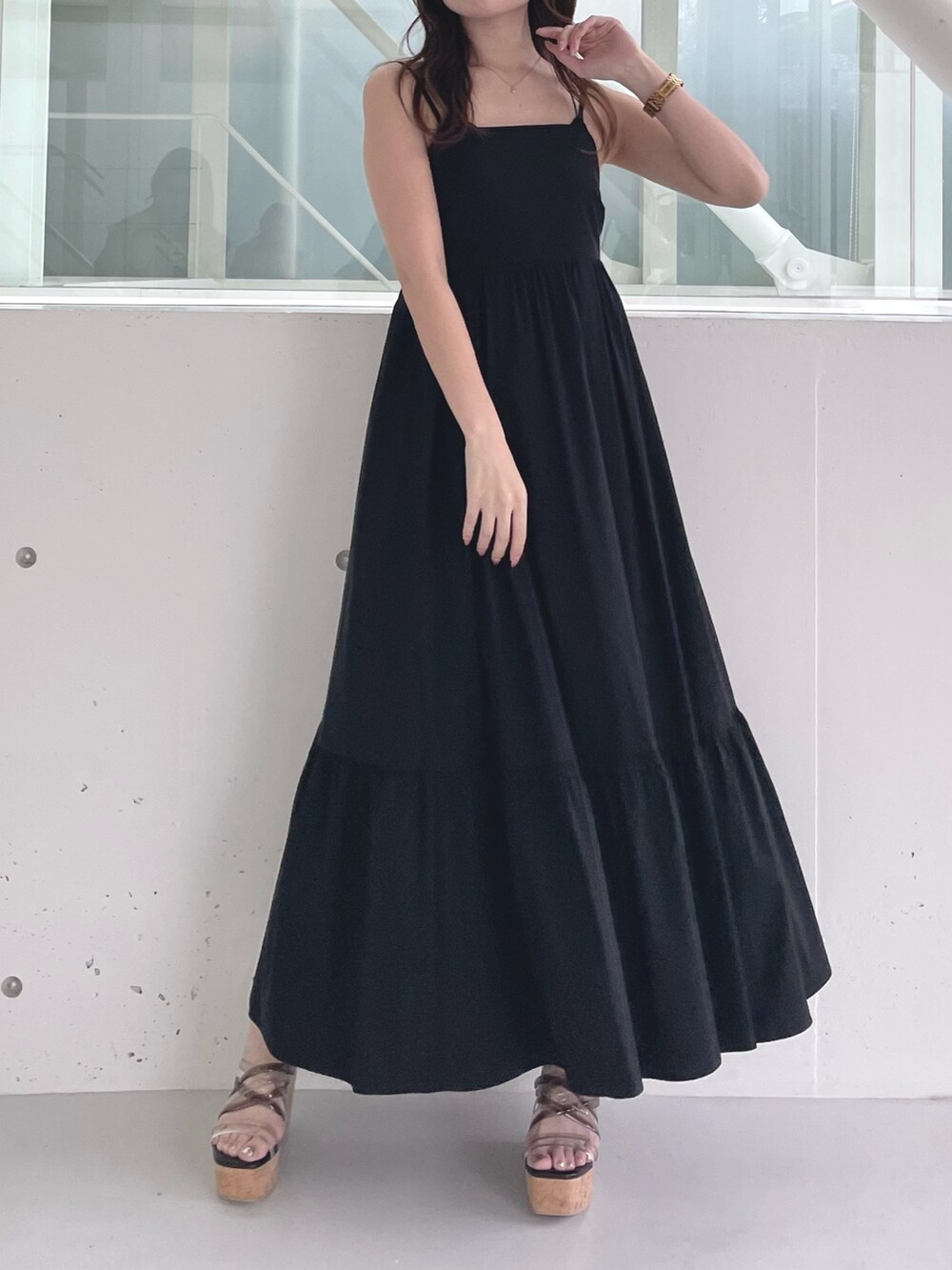 ブラック系のワンピース、ブラック系のサンダル、ブラック系のチューブトップを着用したレディースの春コーディネートの2枚目の写真