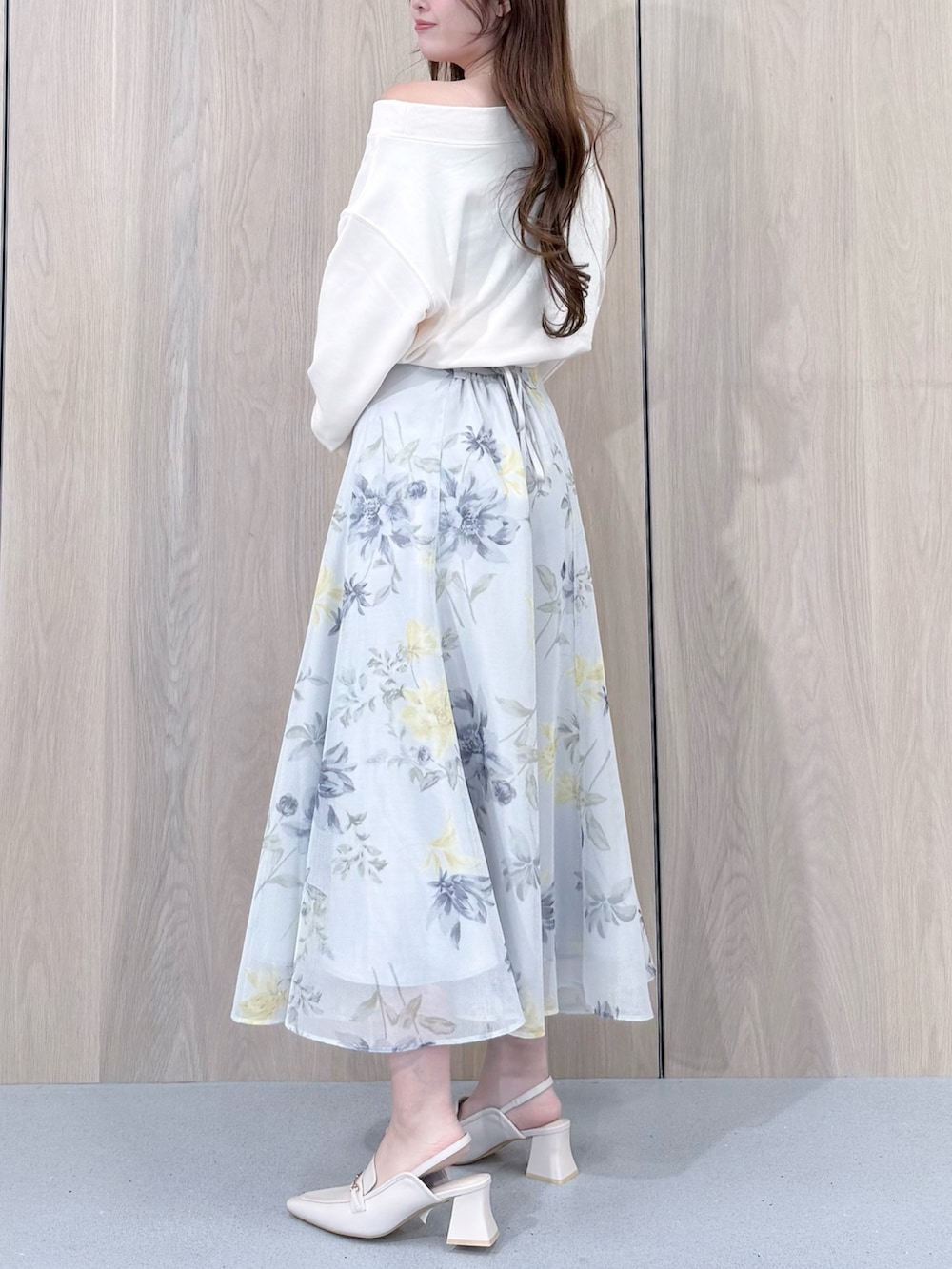 ホワイト系のTシャツ/カットソー、グリーン系のスカート、ホワイト系のパンプスを着用したレディースの春コーディネートの3枚目の写真