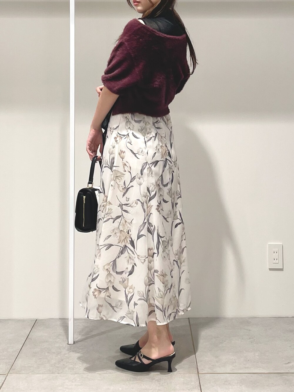 ブラウン系のカーディガン/ボレロ、ブラック系のショルダーバッグ、ブラック系のパンプスを着用したレディースの夏コーディネートの3枚目の写真