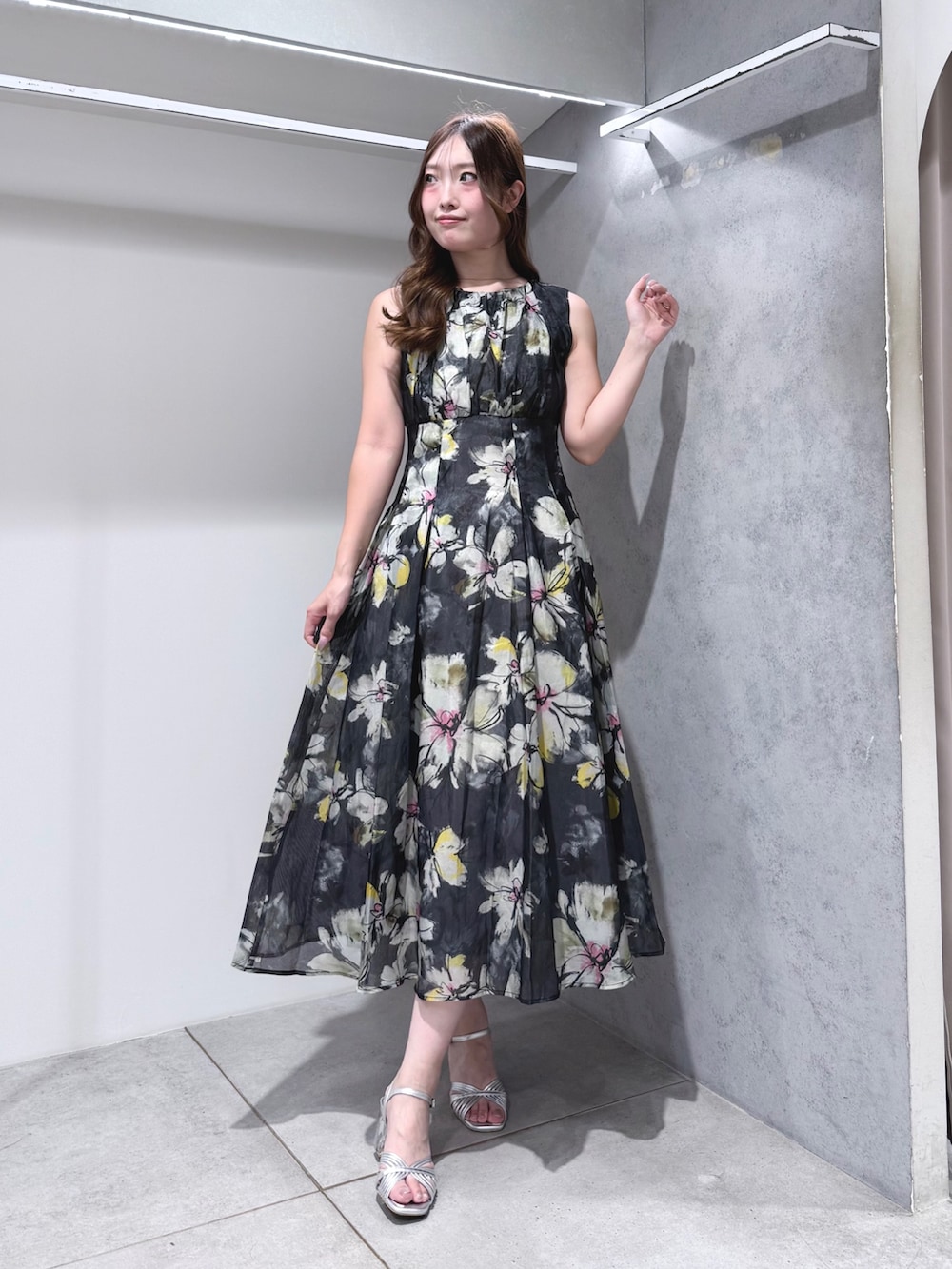 グレー系のワンピース、グレー系のカーディガン/ボレロ、シルバー系のサンダルを着用したレディースの夏コーディネートの5枚目の写真