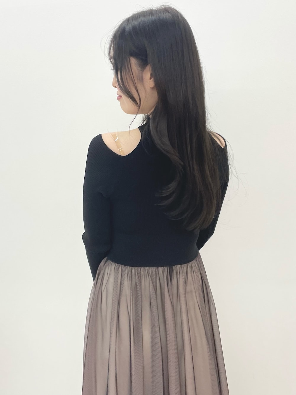 ブラック系のワンピース、ブラック系のハンドバッグ、ブラック系のブーツを着用したレディースの秋コーディネートの7枚目の写真