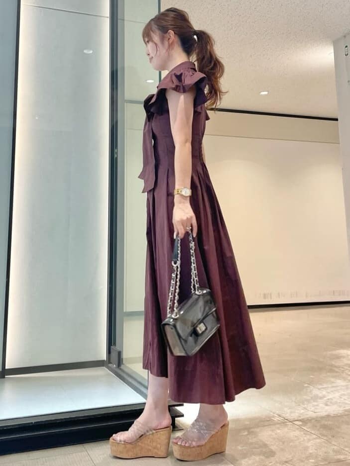 その他のサンダル、ブラック系のショルダーバッグ、ブラウン系のワンピースを着用したレディースの夏コーディネートの2枚目の写真