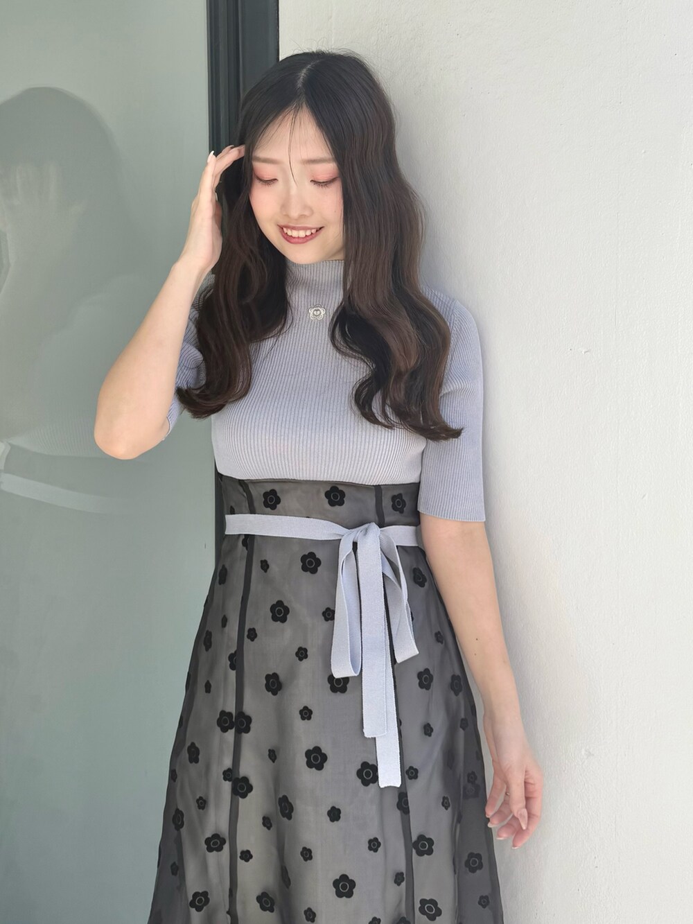 グレー系のワンピース、ブラック系のパンプスを着用したレディースの春コーディネートの5枚目の写真