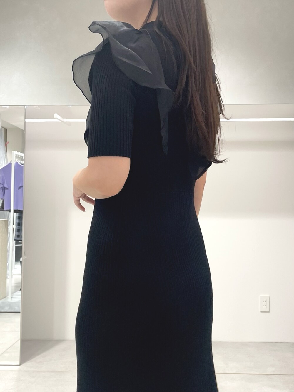 ブラック系のワンピース、ブラック系のハンドバッグ、ブラック系のブーツを着用したレディースの秋コーディネートの6枚目の写真