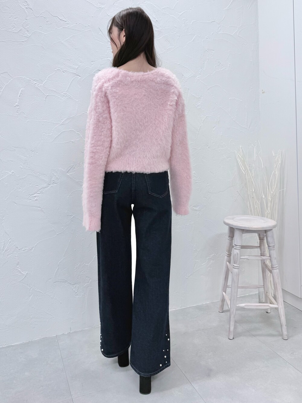 ピンク系のカーディガン/ボレロ、ブルー系のデニムパンツ、ブラック系のブーツを着用したレディースの秋コーディネートの3枚目の写真