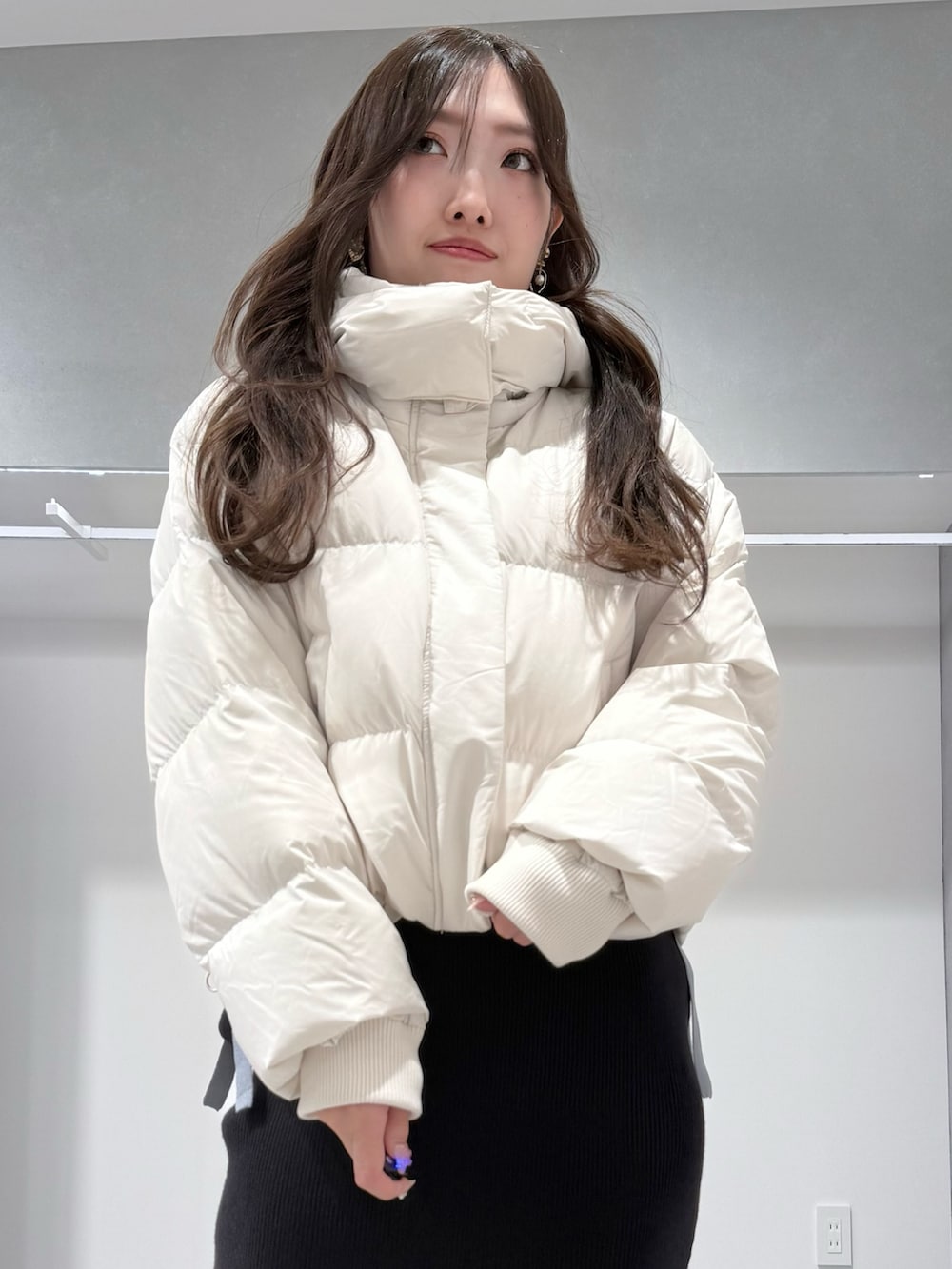 ホワイト系のダウンジャケット/コート、ブルー系のワンピース、ブラック系のブーツを着用したレディースの冬コーディネートの6枚目の写真