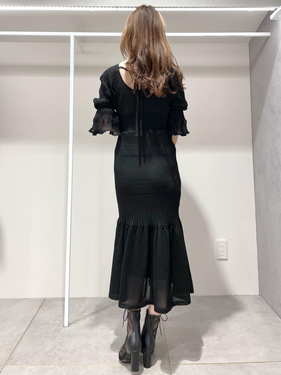 ブラック系のその他シューズ、ブラック系のワンピースを着用したレディースの春コーディネートの3枚目の写真