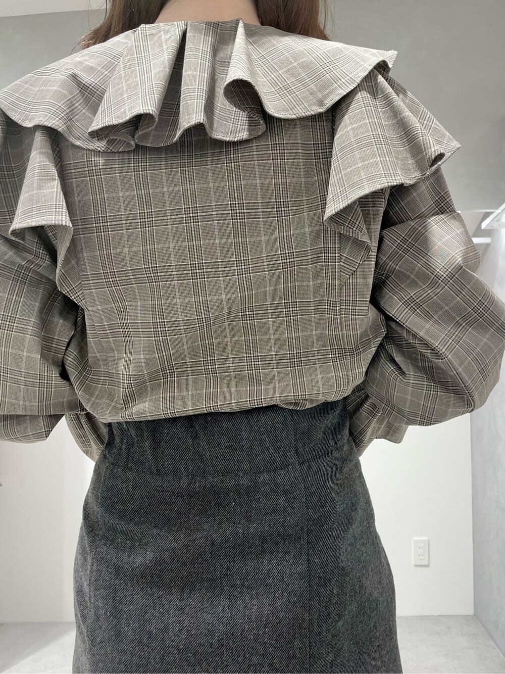 ブラック系のブーツ、その他のシャツ/ブラウス、その他のシャツ/ブラウスを着用したレディースの秋コーディネートの6枚目の写真