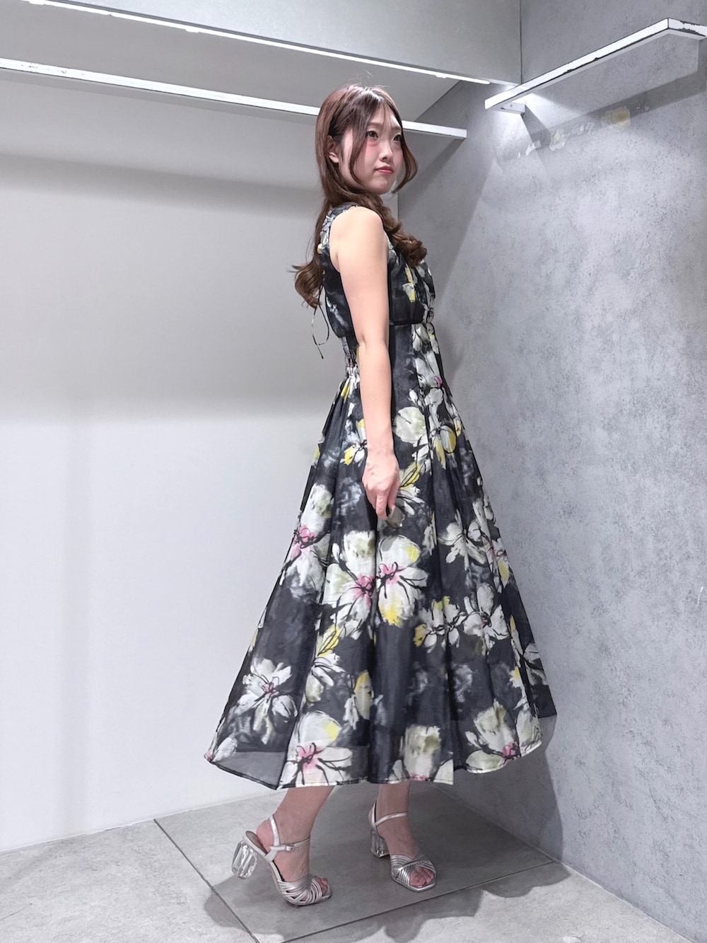 グレー系のワンピース、グレー系のカーディガン/ボレロ、シルバー系のサンダルを着用したレディースの夏コーディネートの6枚目の写真