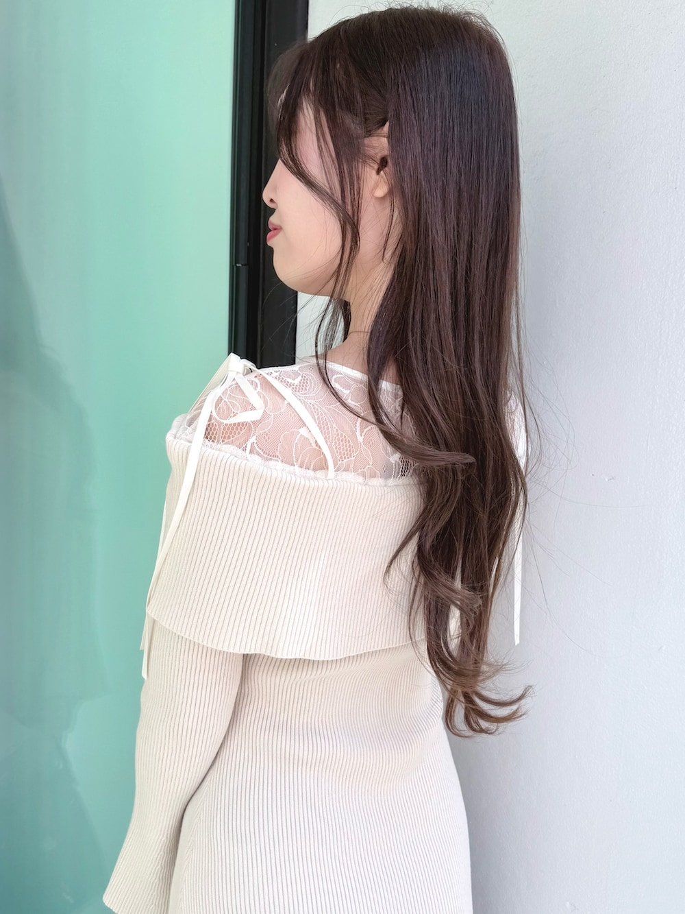 ホワイト系のワンピース、ブラック系のショルダーバッグ、ブラック系のブーツを着用したレディースの秋コーディネートの6枚目の写真