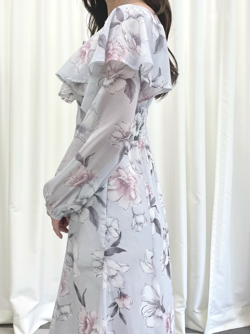 グレー系のワンピースを着用したレディースの秋コーディネートの6枚目の写真