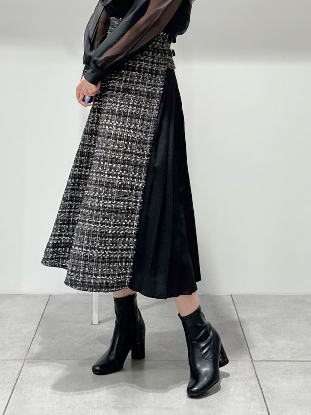 ブラック系のテーラードジャケット、ブラック系のスカート、ブラック系のシャツ/ブラウスを着用したレディースの秋コーディネートの10枚目の写真