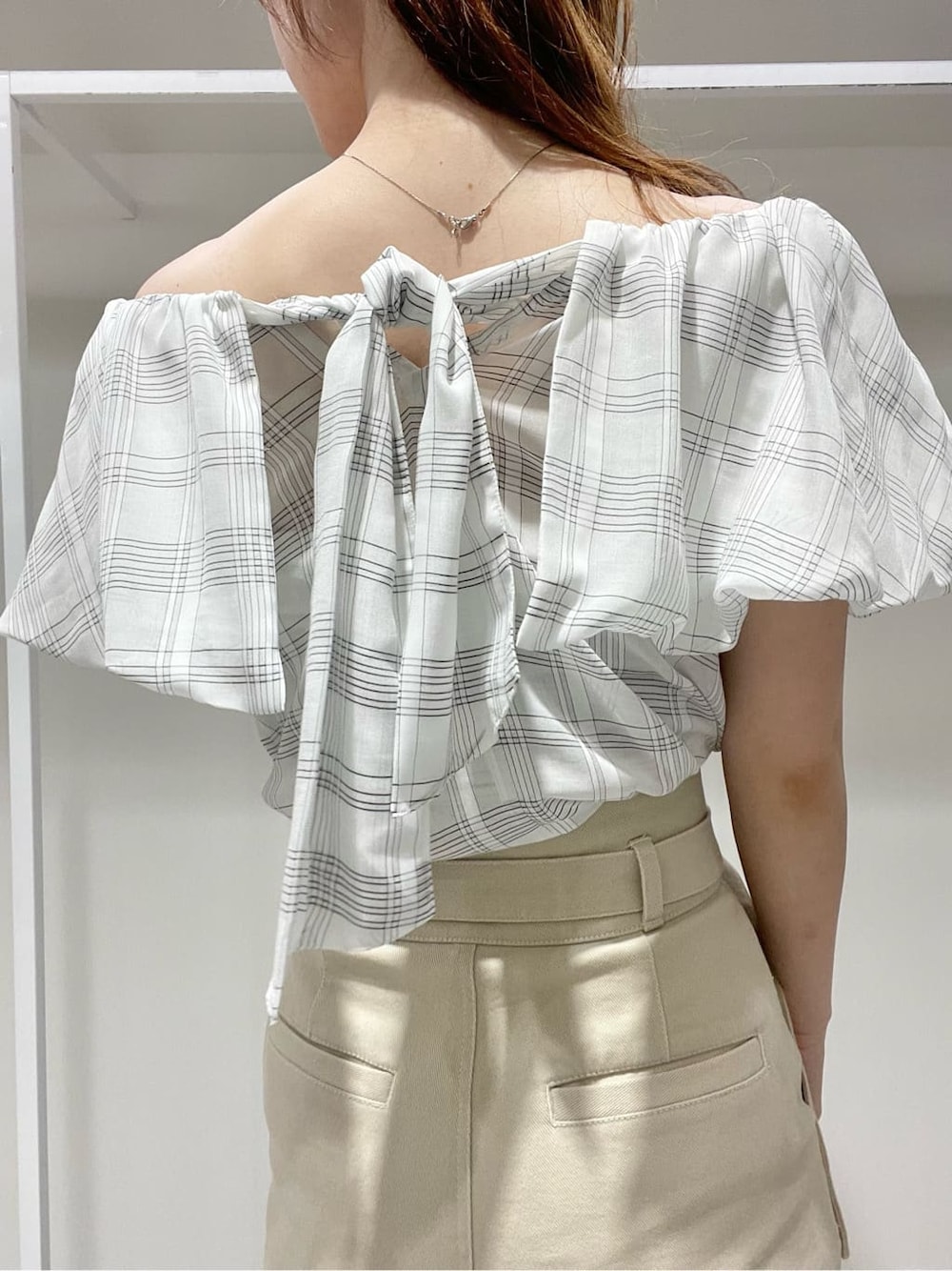 ホワイト系のキャミソール、その他のサンダル、ブラック系のトートバッグを着用したレディースの夏コーディネートの7枚目の写真