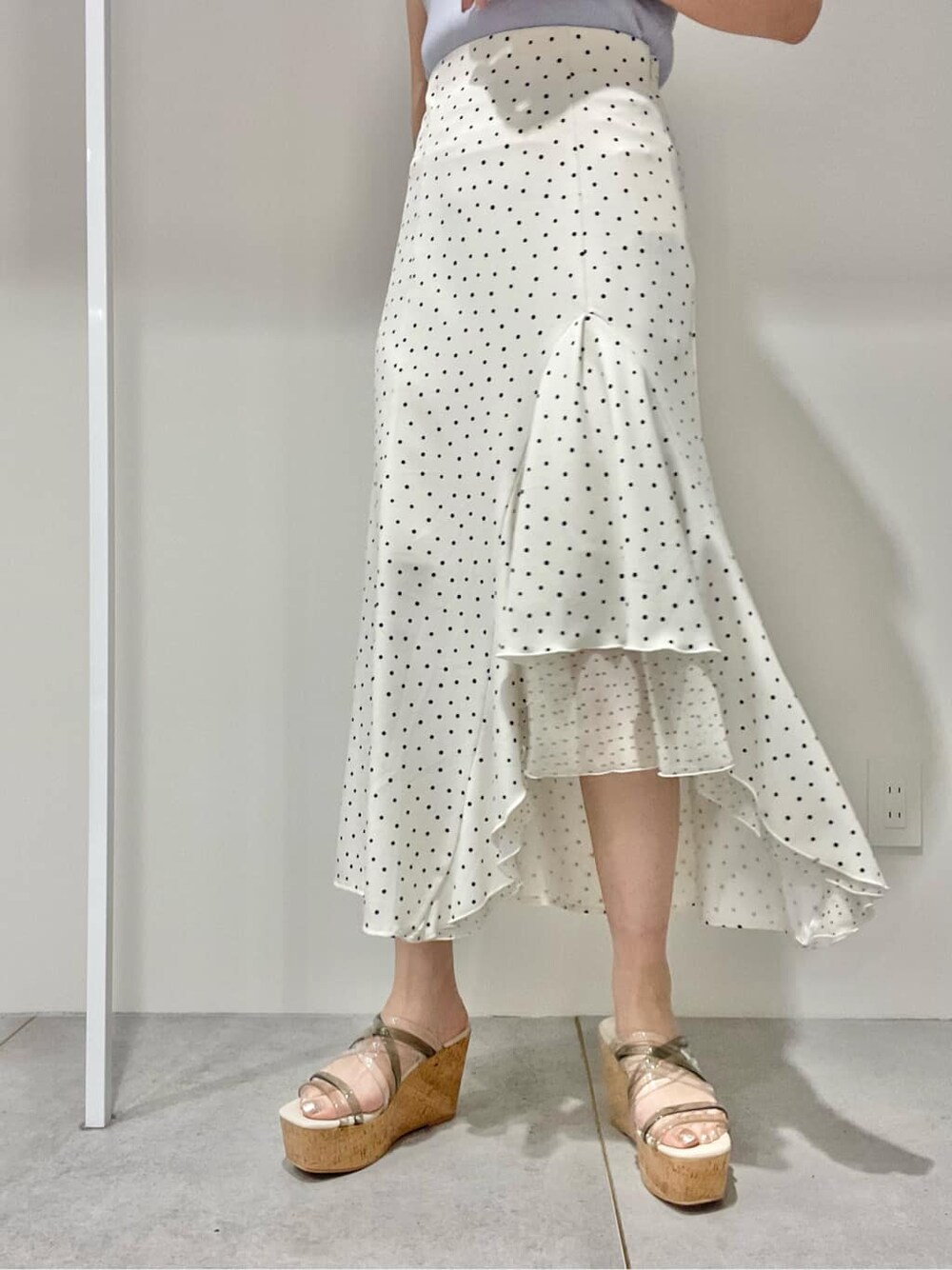 ホワイト系のスカート、グリーン系のサンダル、ブルー系のニット/セーターを着用したレディースの春コーディネートの7枚目の写真