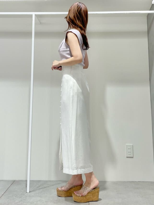 その他のサンダル、ホワイト系のスカート、パープル系のニット/セーターを着用したレディースの夏コーディネートの3枚目の写真