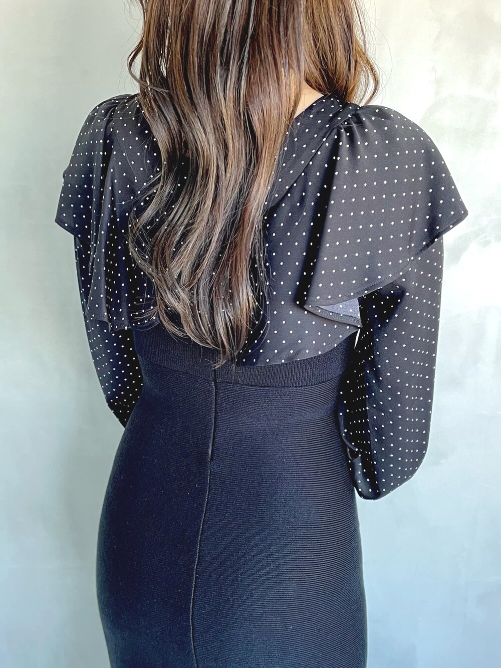 その他のワンピース、ブラック系のブーツを着用したレディースの秋コーディネートの6枚目の写真