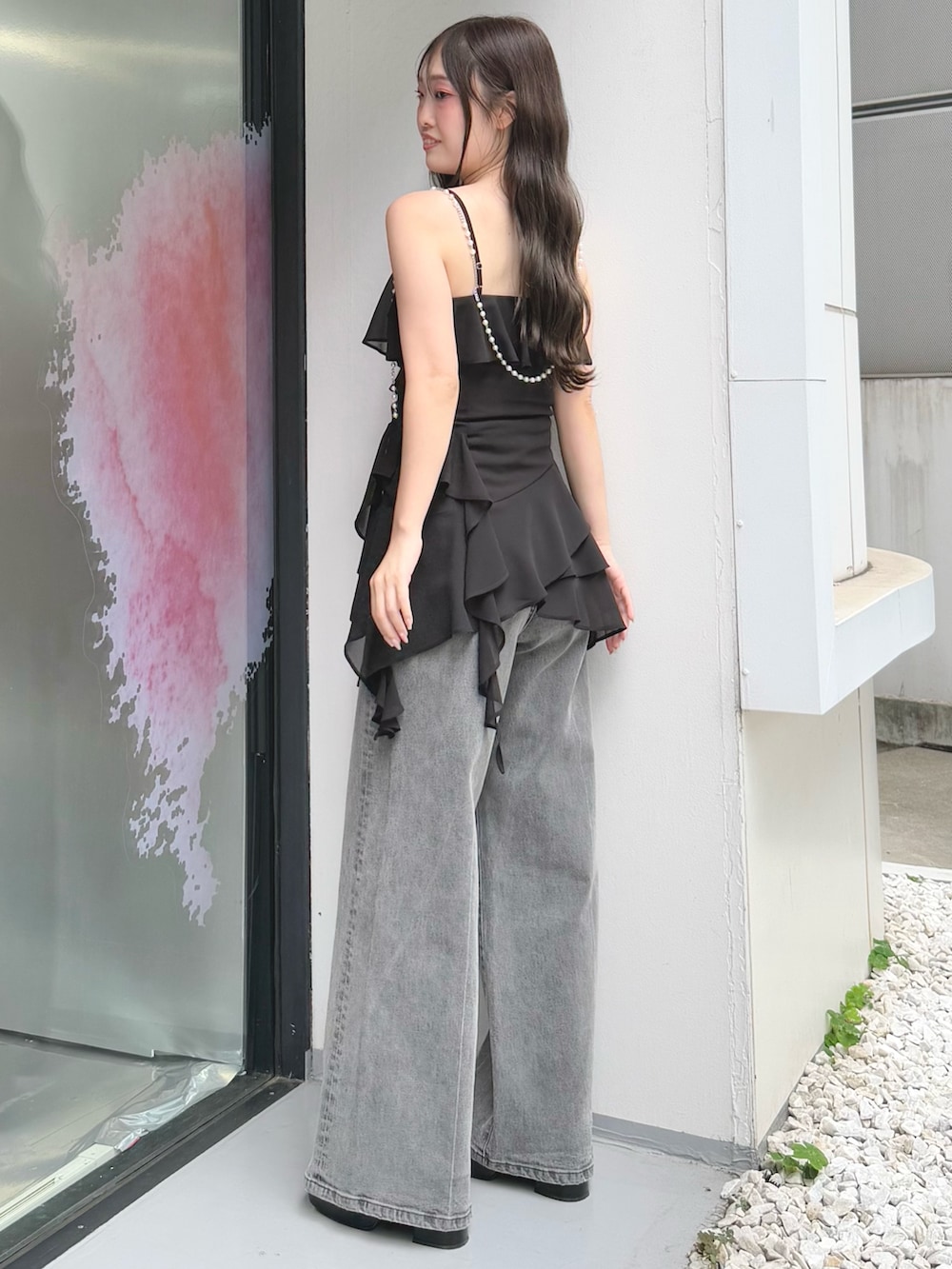 グレー系のデニムパンツ、ブラック系のシャツ/ブラウス、ブラック系のサンダルを着用したレディースの夏コーディネートの3枚目の写真