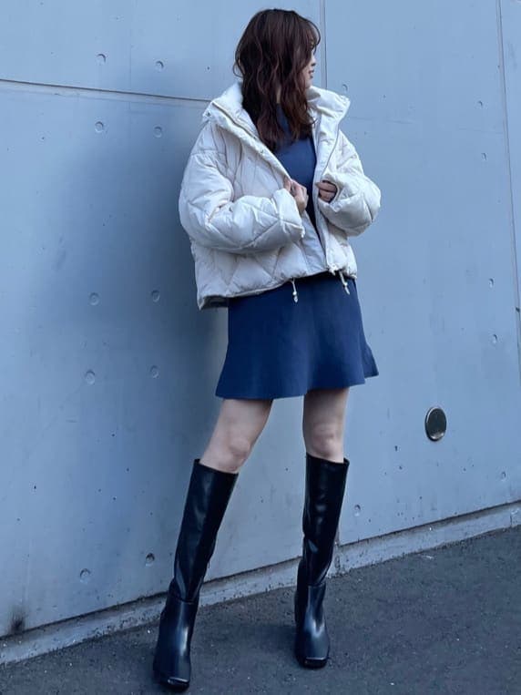 ホワイト系のブルゾンを着用したレディースの冬コーディネートの3枚目の写真