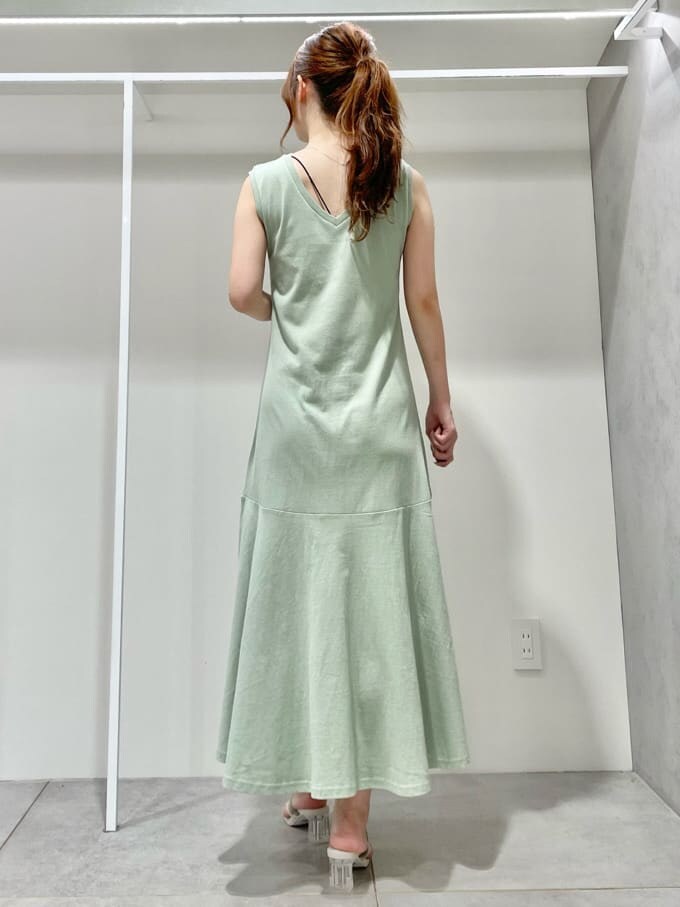 グリーン系のサンダル、ホワイト系のシャツ/ブラウス、ブラック系のキャミソールを着用したレディースの夏コーディネートの8枚目の写真