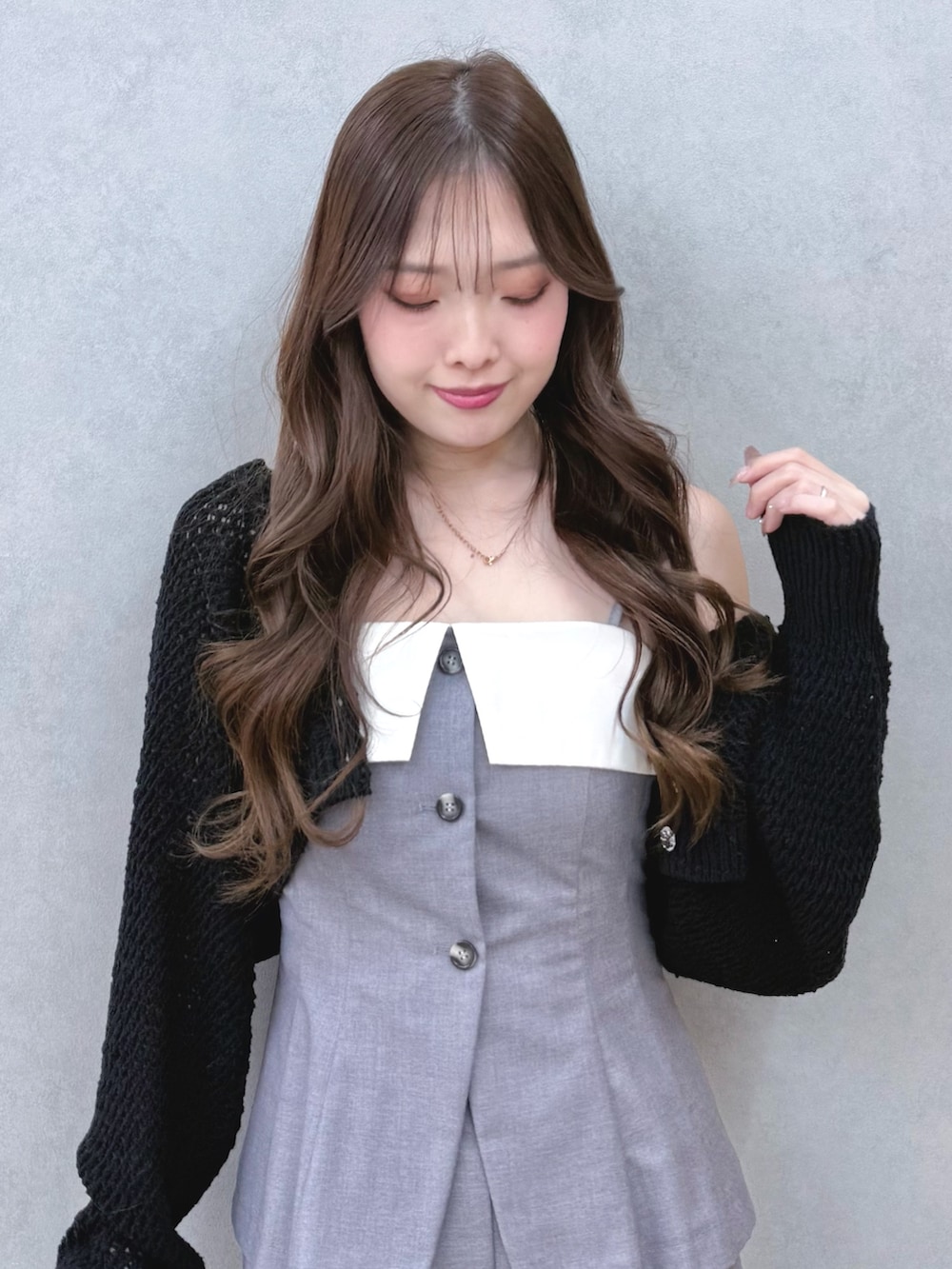 ブラック系のカーディガン/ボレロ、グレー系のつなぎ/オールインワン、ホワイト系のパンプスを着用したレディースの春コーディネートの5枚目の写真