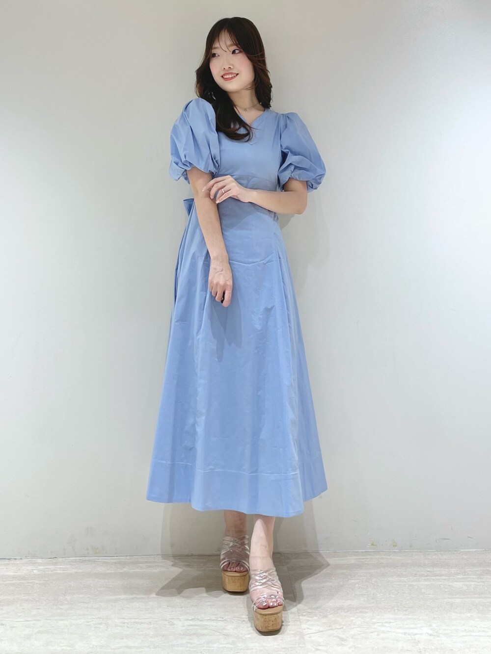 ブルー系のワンピース、その他のサンダルを着用したレディースの春コーディネートの2枚目の写真