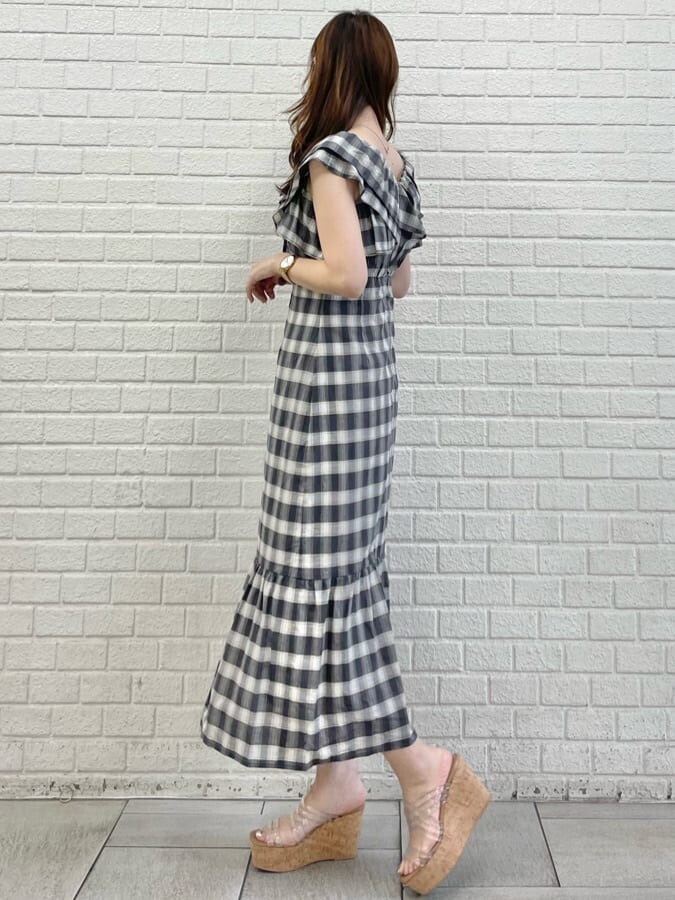 その他のサンダル、その他のワンピースを着用したレディースの春コーディネートの2枚目の写真