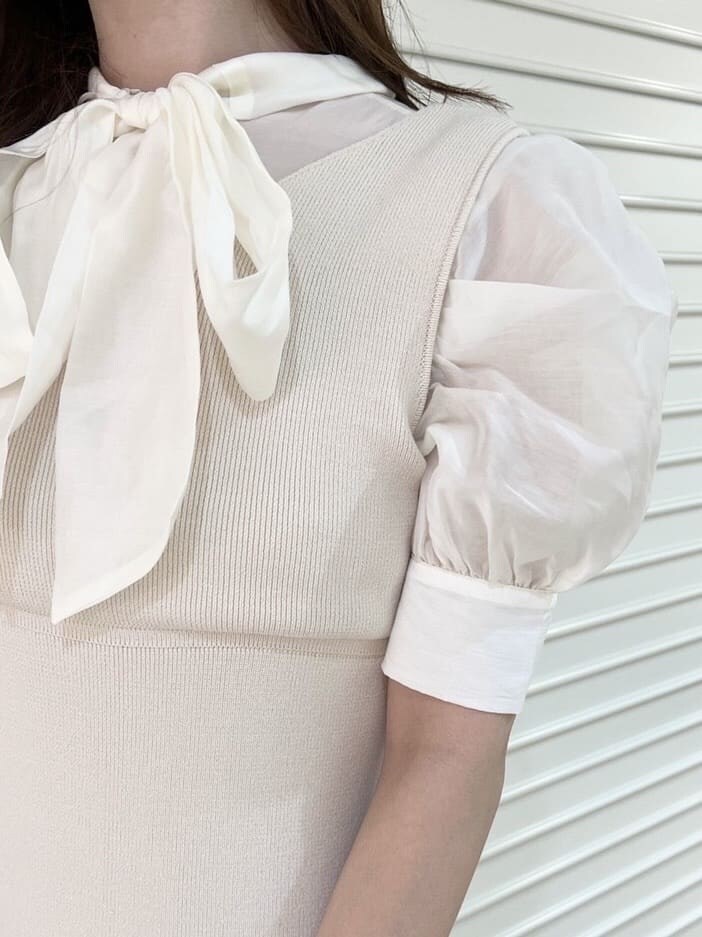 ホワイト系のワンピース、グリーン系のサンダルを着用したレディースの春コーディネートの4枚目の写真